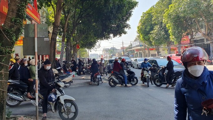 'Phố vàng' Nguyễn Công Trứ (TP Hà Tĩnh) đông đúc hơn thường ngày