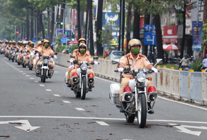 Lực lượng CSGT Thành phố Hồ Chí Minh sẽ tiếp tục duy trì bố trí thường xuyên các tổ CSGT trên đường, điều khiển giao thông, hướng dẫn, giúp đỡ, tạo điều kiện cho người dân quay lại Thành phố làm việc, học tập