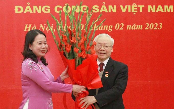 Quyền Chủ tịch nước Võ Thị Ánh Xuân tặng hoa chúc mừng Tổng Bí thư Nguyễn Phú Trọng. Ảnh: Phạm Cường