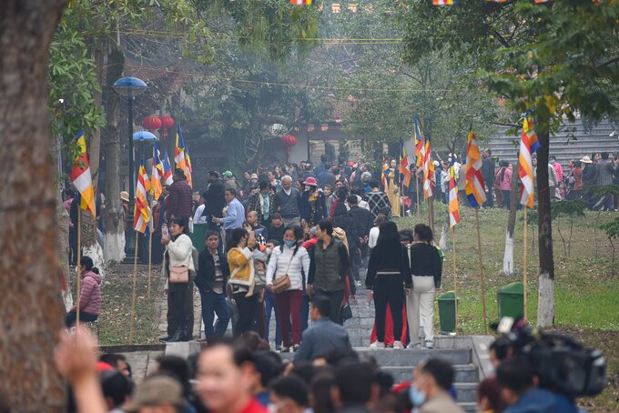 Trong ngày đầu khai hội, dòng người đổ về hội Lim ngày càng đông.