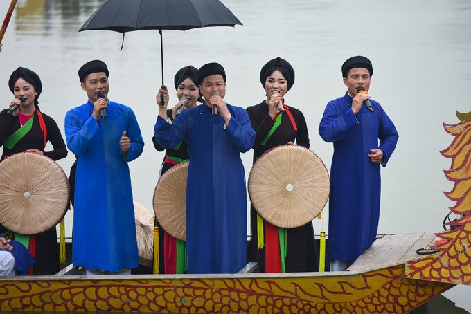 Hát quan họ trên thuyền rồng cũng là một trong những đặc trưng của hội Lim.