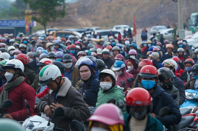 Lượng du khách đổ về Tây Yên Tử tỉnh Bắc Giang ngày một đông đúc.