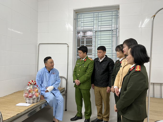 Đoàn công tác của lãnh đạo Công an TP Hòa Bình thăm hỏi, động viên Thượng úy Vũ Huy Thành