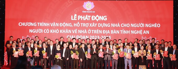 Các đồng chí nguyên lãnh đạo Đảng, Nhà nước và tỉnh Nghệ An chụp ảnh lưu niệm cùng các các doanh nghiệp, tổ chức, cá nhân ủng hộ chương trình