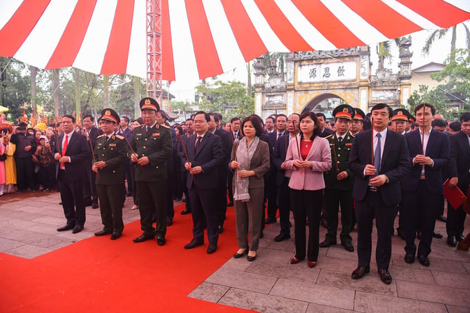 Đại biểu Bộ Quốc phòng và lãnh đạo tỉnh Bắc Ninh dâng hương tại đền thờ Kinh Dương Vương tại thôn Á Lữ, xã Đại Đồng Thành (Thuận Thành, Bắc Ninh).