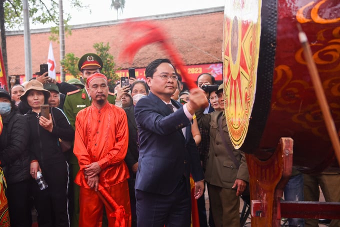 Bí thư Tỉnh ủy Bắc Ninh Nguyễn Anh Tuấn đánh trống khai hội.
