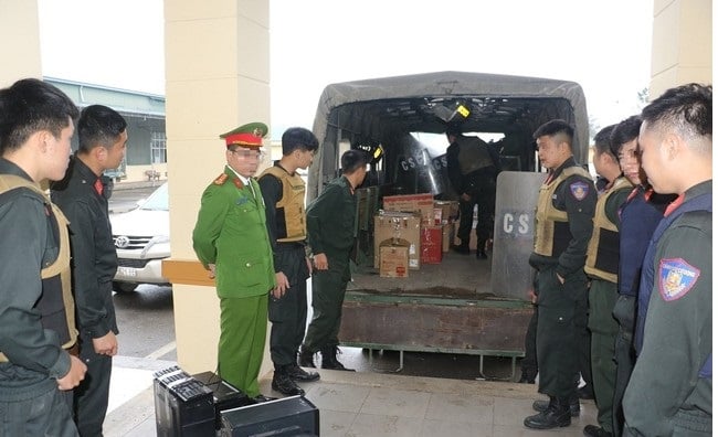 Cơ quan Cảnh sát điều tra Công an tỉnh Nghệ An thi hành Lệnh khám xét tại Trung tâm đăng kiểm xe cơ giới tỉnh Nghệ An