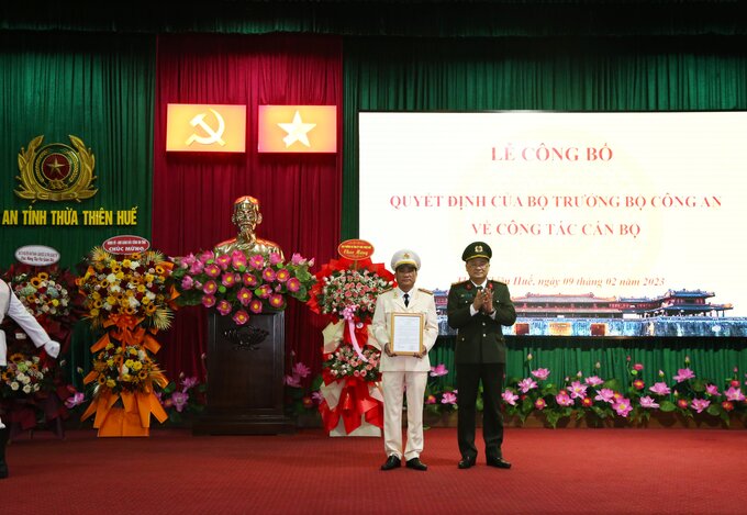 Đại tá Nguyễn Thanh Tuấn trao quyết định của Bộ trưởng Bộ Công an bổ nhiệm Thượng tá Hồ Xuân Phương giữ chức vụ Phó Giám đốc Công an tỉnh Thừa Thiên Huế
