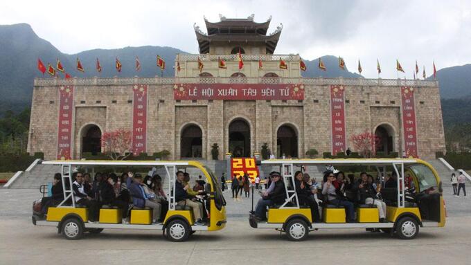 Xe điện của Công ty cổ phần dịch vụ Tây Yên Tử đưa đoàn khách đi tham quan