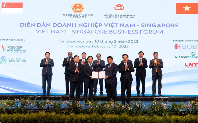 Trước sự chứng kiến của Thủ tướng Phạm Minh Chính và đại diện Chính phủ hai nước, Bộ trưởng Bộ Kế hoạch và Đầu tư Nguyễn Chí Dũng trao chấp thuận cho chủ đầu tư Khu công nghiệp VSIP Nghệ An II ngày 10/2
