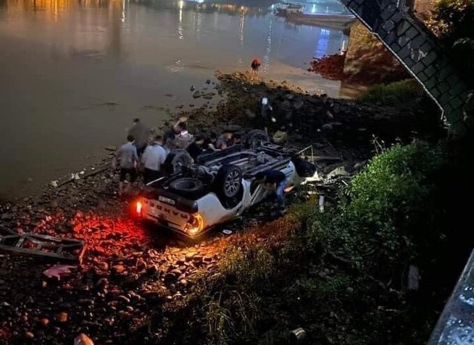 Chiếc ô tô rơi xuống sông sau khi tông đổ lan can cầu Ka Long