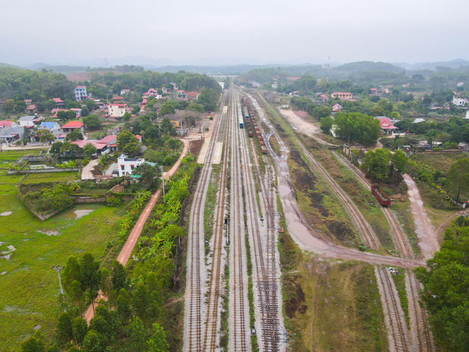 Ga Kép là ga hạng 2, nằm tại thị trấn Kép, huyện Lạng Giang, tỉnh Bắc Giang, có lý trình tại Km 68+700 thuộc tuyến đường sắt Hà Nội (Yên Viên) - Đồng Đăng, là điểm bắt đầu của 02 tuyến đường sắt Kép - Hạ Long - Cái Lân và tuyến đường sắt Kép - Lưu Xá.