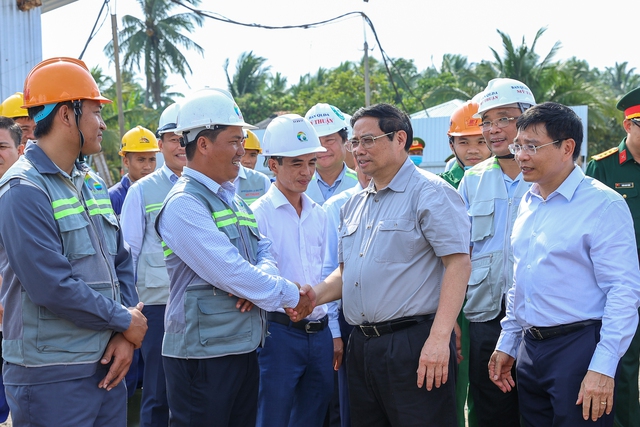 Thủ tướng Phạm Minh Chính thăm và động viên cán bộ, công nhân thi công dự án - Ảnh: VGP/Nhật Bắc