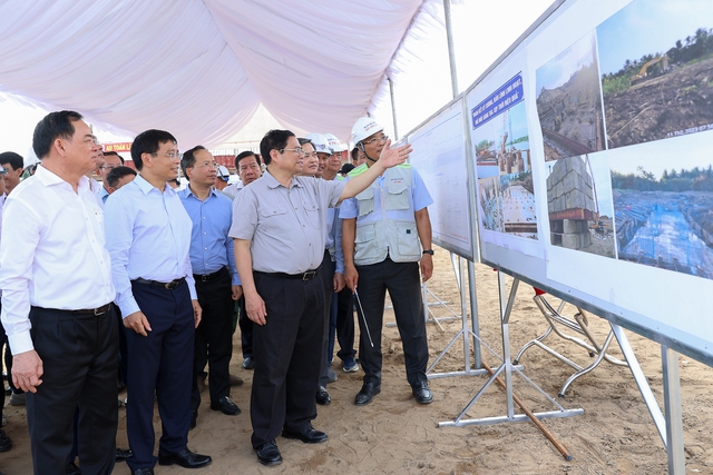 Thủ tướng Phạm Minh Chính nghe báo cáo tiến độ dự án cầu Rạch Miễu 2 - Ảnh: VGP/Nhật Bắc