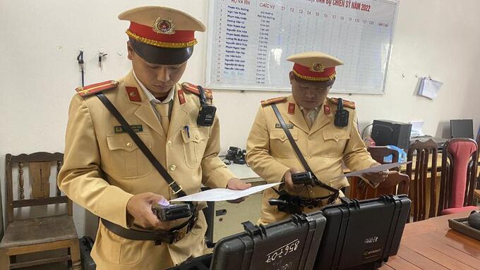 Lực lượng cảnh sát giao thông, Công an huyện Tân Yên kiểm tra thiết bị đo nồng độ cồn trước khi đi làm nhiệm vụ
