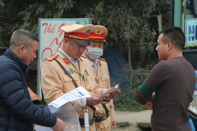 Tổ công tác của Đội CSGT số 2 kiểm tra xe khách trên đường Hồ Chí Minh