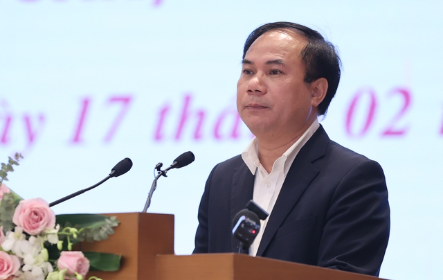 Thứ trưởng Bộ Xây dựng Nguyễn Văn Sinh trình bày báo cáo về tình hình thị trường bất động sản - Ảnh VGP/Nhật Bắc