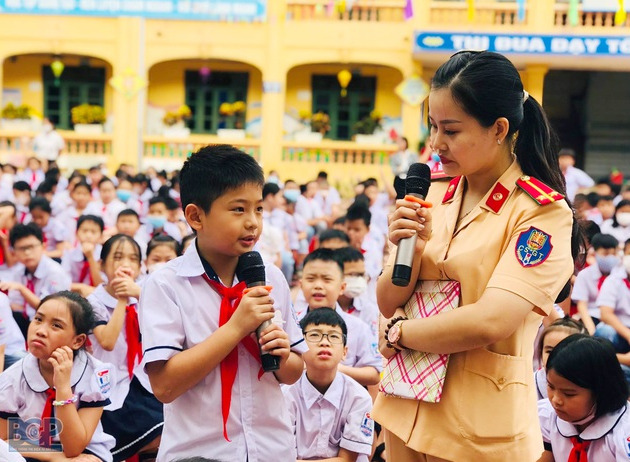 Một buổi phổ biến, tuyên truyền về pháp luật giao thông trong trường học ở Bắc Giang