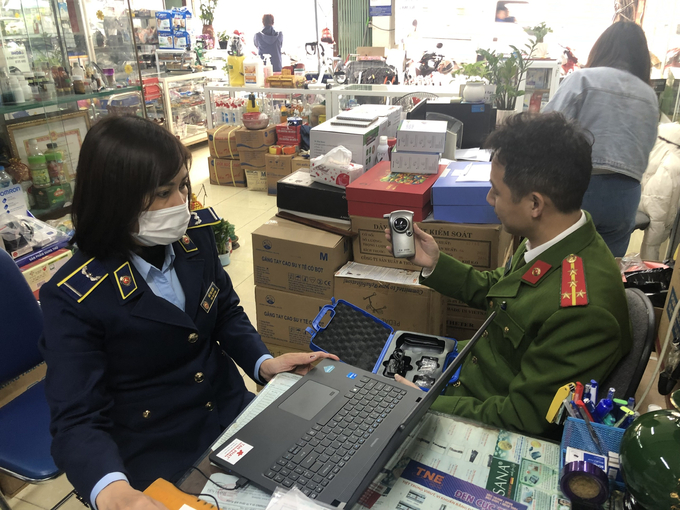 Lực lượng chức năng đang kiểm tra thiết bị đo nồng độ cồn tại cửa hàng kinh doanh thiết bị y tế trên phố Phương Mai