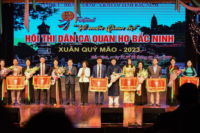 Bí thư Tỉnh ủy Bắc Ninh Nguyễn Anh Tuấn và Chủ tịch UBND Bắc Ninh Nguyễn Hương Giang trao cờ lưu niệm cho các đơn vị dự thi
