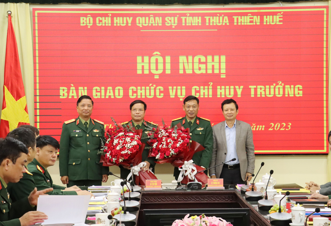 Bí thư Tỉnh ủy Thừa Thiên Huế Lê Trường Lưu và Trung tướng Hà Thọ Bình - Tư lệnh Quân khu tặng hoa chúc mừng Đại tá Ngô Nam Cường và Thượng tá Phan Thắng.