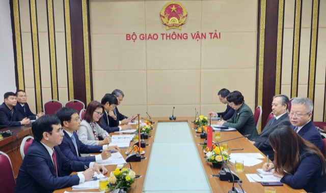 Bộ trưởng Bộ GTVT Nguyễn Văn Thắng và Bí thư Tỉnh ủy Hải Nam (Trung Quốc) Thẩm Hiểu Minh thống nhất thúc đẩy hợp tác hai bên lĩnh vực GTVT - Ảnh: VP Bộ GTVT