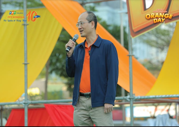 Ông Nguyễn Thế Phương phát biểu tại Lễ khai mạc Chuỗi kỷ niệm 10 năm FSchools và Giải chạy FSchools Orange Day 2023 (Ảnh: FPT Schools)