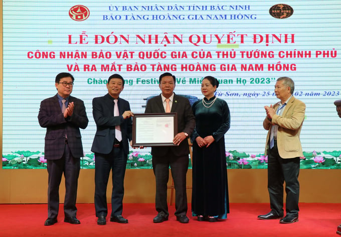 Lãnh đạo UBND tỉnh Bắc Ninh trao Quyết định của Thủ tướng Chính phủ công nhận Bảo vật quốc gia Thạp đồng văn hóa Đông Sơn cho đại diện Bảo tàng Hoàng gia Nam Hồng.