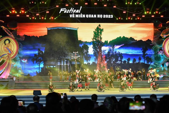 Ngay sau phần lễ, khán giả được thưởng thức chương trình nghệ thuật 'Miền di sản - Tinh hoa và bản sắc', với sự tham gia của gần 1.000 nghệ sĩ, diễn viên đến từ các nhà hát, đoàn nghệ thuật của Trung ương và Bắc Ninh.