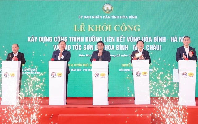 Thủ tướng Phạm Minh Chính và các đại biểu thực hiện nghi thức khởi công đường liên kết vùng Hòa Bình - Hà Nội và cao tốc Sơn La (Hòa Bình - Mộc Châu) - Ảnh: VGP/Nhật Bắc