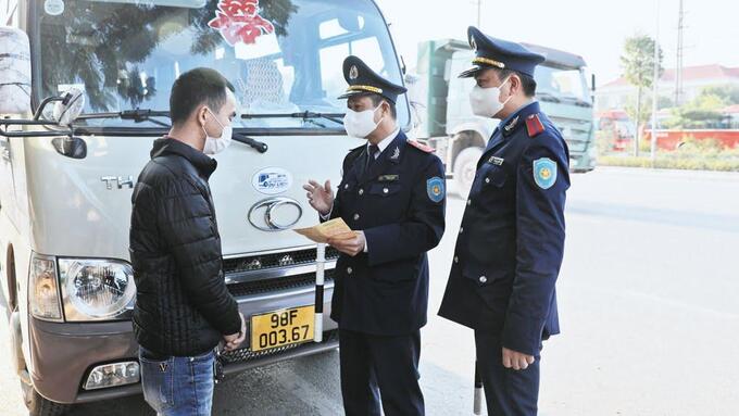 Lực lượng Thanh tra giao thông kiểm tra, xử lý một trường hợp lái xe đưa đón công nhân đỗ xe không đúng nơi quy định tại khu vực KCN Đình Trám (Việt Yên)