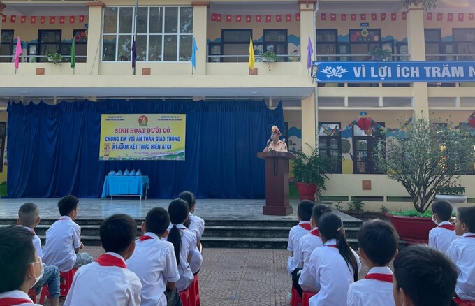 Cán bộ Đội CSGT-TT Công an huyện Tân Yên tuyên truyền cho học sinh trường Tiểu học thị trấn Cao Thượng về ATGT