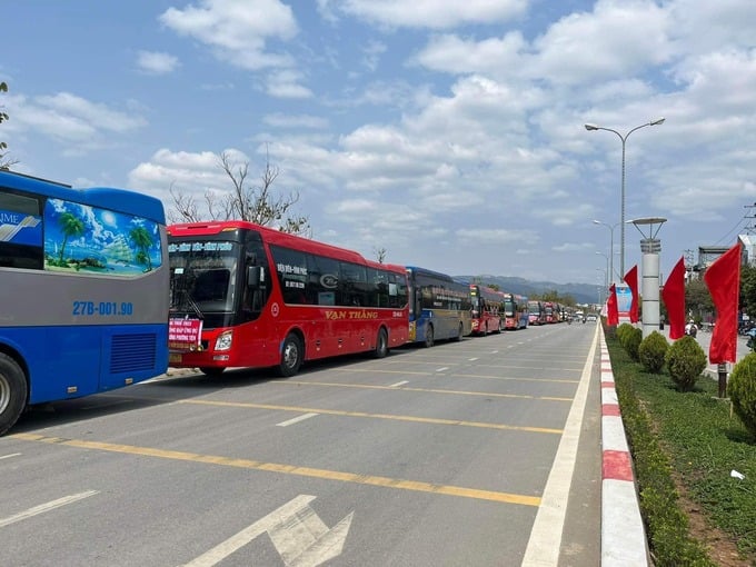 Theo Sở GTVT Điện Biện, ngày 25/2 có 17 chuyến xe từ chối hoạt động, trong đó Công ty TNHH Long Giang có 13 xe, Công ty Cổ phần du lịch Xuân Long 4 xe. Ảnh Q.A