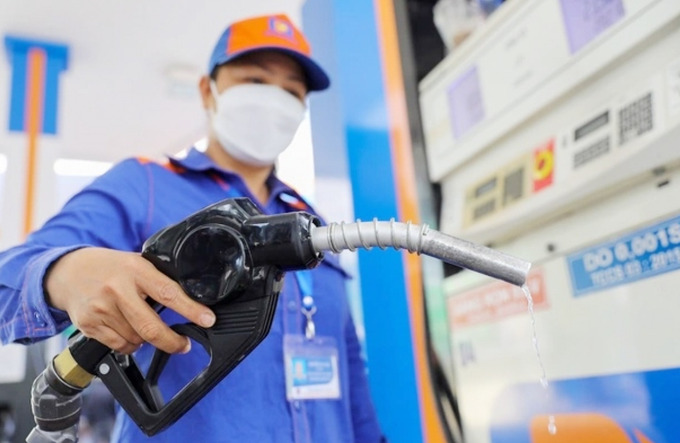 Giá dầu cũng tiếp tục điều chỉnh giảm, mức giảm mạnh hơn giá xăng