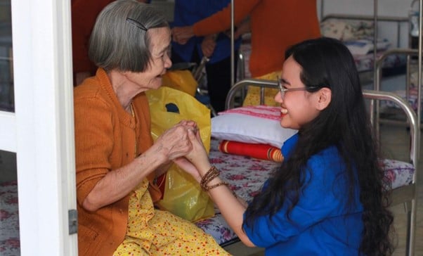 Học sinh trường THPT FPT Đà Nẵng tới thăm hỏi và tặng quà tại Trung tâm Bảo trợ xã hội