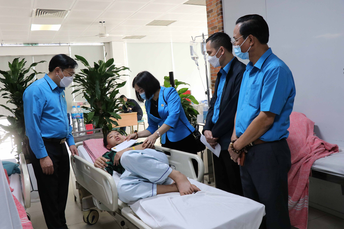 Liên đoàn Lao động tỉnh Bắc Ninh động viên, hỗ trợ các bệnh nhân đang điều trị tại Trung tâm chống độc, Bệnh viện Bạch Mai (Hà Nội).