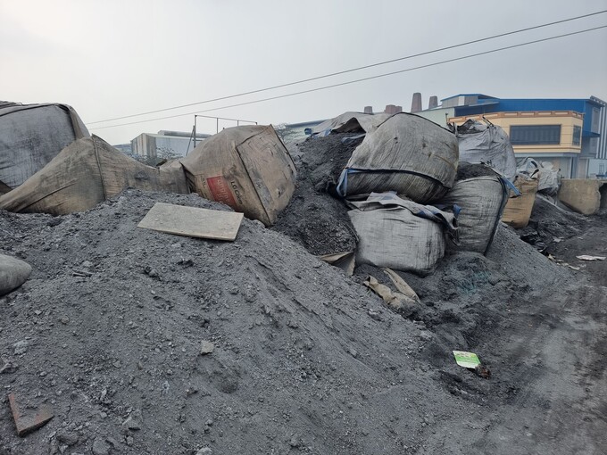 Tình trạng đổ trộm chất thải công nghiệp nguy hại diễn ra công khai qua nhiều năm tại xã Văn Môn (Yên Phong, Bắc Ninh).