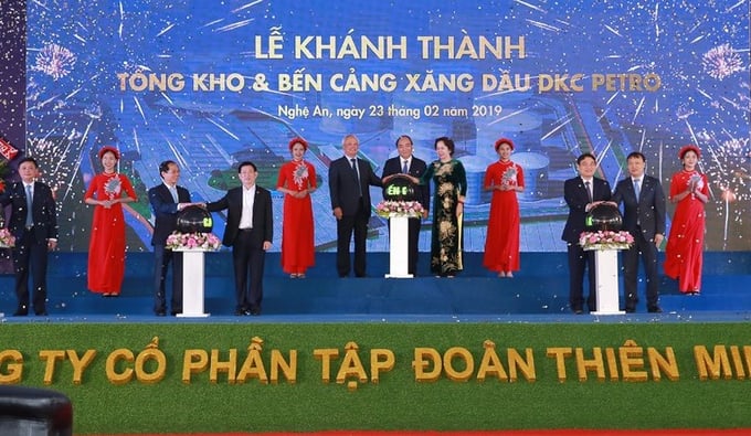Nguyên Chủ tịch nước Nguyễn Xuân Phúc cùng bà Chu Thị Thành tham gia nhấn nút Khánh thành Tổng kho xăng dầu và cầu cảng DKC lớn nhất Bắc miền Trung