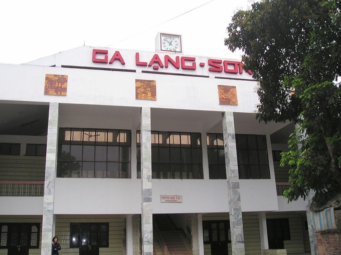 Ga Lạng Sơn là một nhà ga xe lửa tại thành phố Lạng Sơn tỉnh Lạng Sơn. Nhà ga là một điểm của đường sắt Hà Nội - Đồng Đăng và nối với ga Yên Trạch với ga Đồng Đăng.