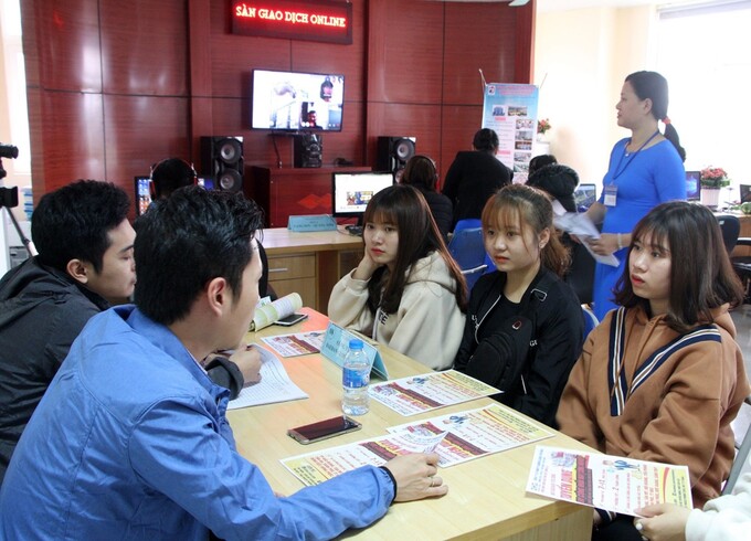        Cán bộ Trung tâm dịch vụ việc làm Bắc Giang tư vấn cho người lao động