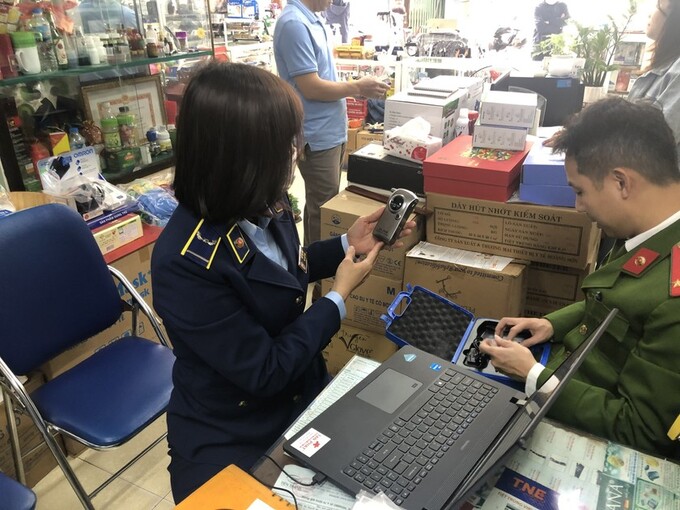 Đội Quản lý thị trường số 4 (Cục Quản lý thị trường Hà Nội) phối hợp Đội Cảnh sát kinh tế Công an quận Đống Đa đã tiến hành kiểm tra một số cửa hàng kinh doanh trang thiết bị vật tư y tế tại Phương Mai.