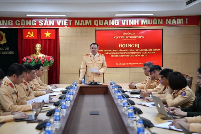 Thiếu tướng Nguyễn Văn Trung yêu cầu đơn vị chức năng phối hợp với Bộ GTVT rà soát các trung tâm đăng kiểm tại Hà Nội, TPHCM và các địa phương xem trung tâm nào cần đăng kiểm viên thì tăng cường ngay lực lượng đăng kiểm của CSGT
