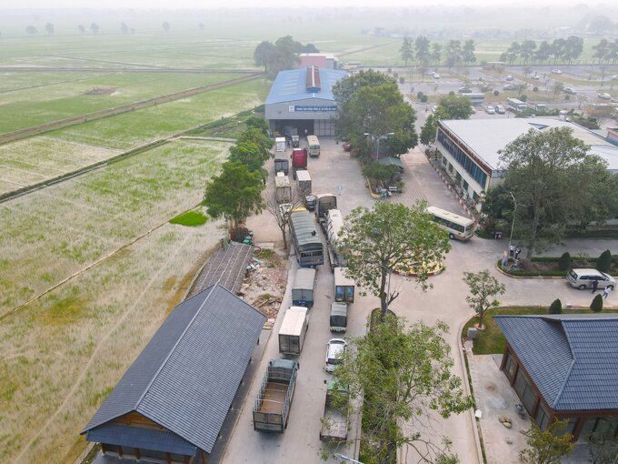 Hơn một tuần nay, lượng xe ô tô từ Hà Nội và các tỉnh lân cận dồn về các trung tâm đăng kiểm ô tô ở Bắc Ninh khiến các trung tâm này luôn trong tình trạng quá tải Không ít tài xế xếp hàng từ 2 đến 3 hôm trước để được kiểm định.