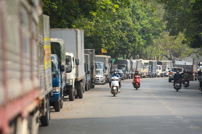 Hàng loạt ô tô xếp hàng dài cả ngày lẫn đêm trên đường tỉnh lộ 295B đến cung đường vào đền Bà Chúa Kho, TP Bắc Ninh