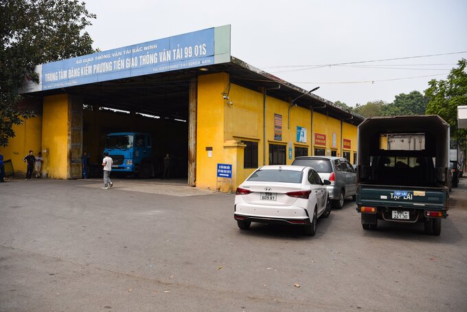 Có mặt tại Trung tâm Đăng kiểm xe cơ giới 99-01S ở phường Thị Cầu, TP Bắc Ninh từ sáng 10/3, dù chưa đến giờ làm việc nhưng hàng trăm ô tô đã xếp hàng dài gần 1km (từ cổng trung tâm đăng kiểm đến cổng Bệnh viện Quân y 110) để đợi kiểm định.