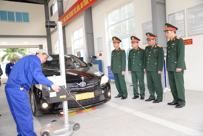 Bộ trưởng Bộ Giao thông Vận tải Nguyễn Văn Thắng đề nghị Bộ trưởng Bộ Quốc phòng Phan Văn Giang xem xét cho phép lực lượng đăng kiểm và các trung tâm đăng kiểm của Bộ Quốc phòng tham gia hỗ trợ