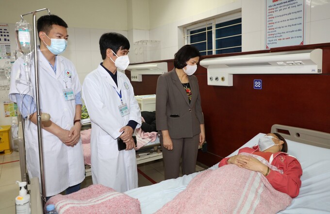 Chủ tịch UBND tỉnh Bắc Ninh Nguyễn Hương Giang thăm hỏi, động viên người lao động đang theo dõi, điều trị tại Bệnh viện Đa khoa tỉnh.