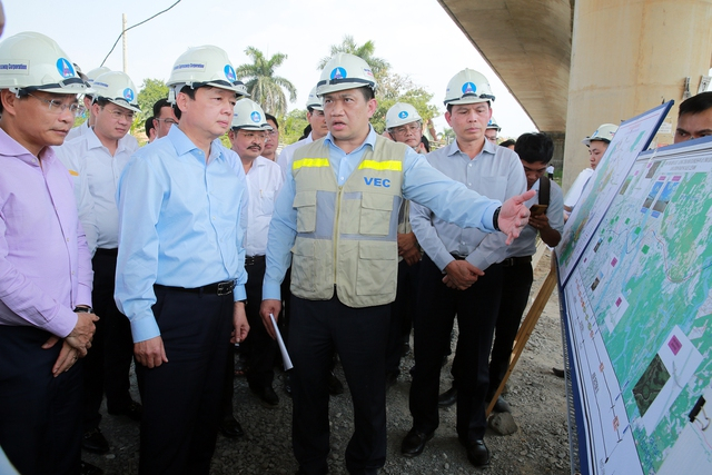 Phó Thủ tướng Trần Hồng Hà nghe báo cáo về những vướng mắc, khó khăn của dự án cao tốc Bến Lức – Long Thành - Ảnh: VGP/Minh Khôi