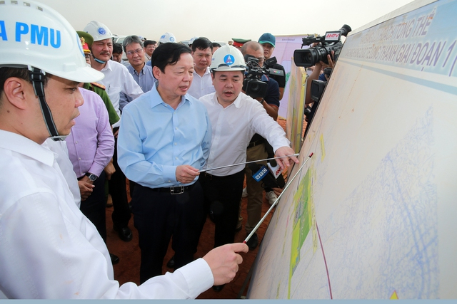 Phó Thủ tướng Trần Hồng Hà trao đổi với lãnh đạo ACV tại công trình thi công Cảng hàng không quốc tế Long Thành - Ảnh: VGP/Minh Khôi