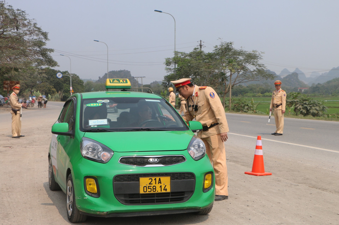 Đội CSGT số 2 - Phòng CSGT Hòa Bình tiến hành kiểm tra nồng độ cồn các phương tiện lưu thông trên đường Hồ Chí Minh
